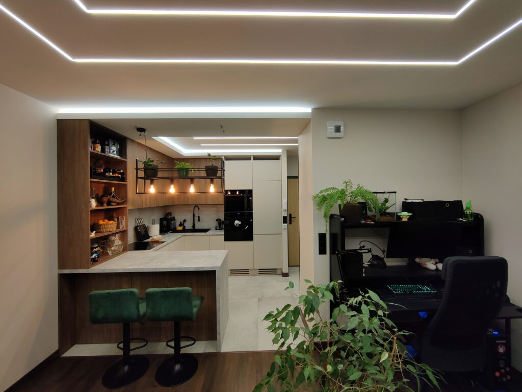 wykończenie wnętrz, meble kuchenne, burko, sufit podwieszany z Led, kwiaty