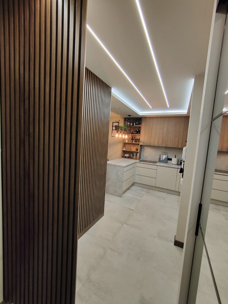 Wykończenie przedpokoju, meble do kuchni, lamele, szafa z lustrem, Ledy, płytki