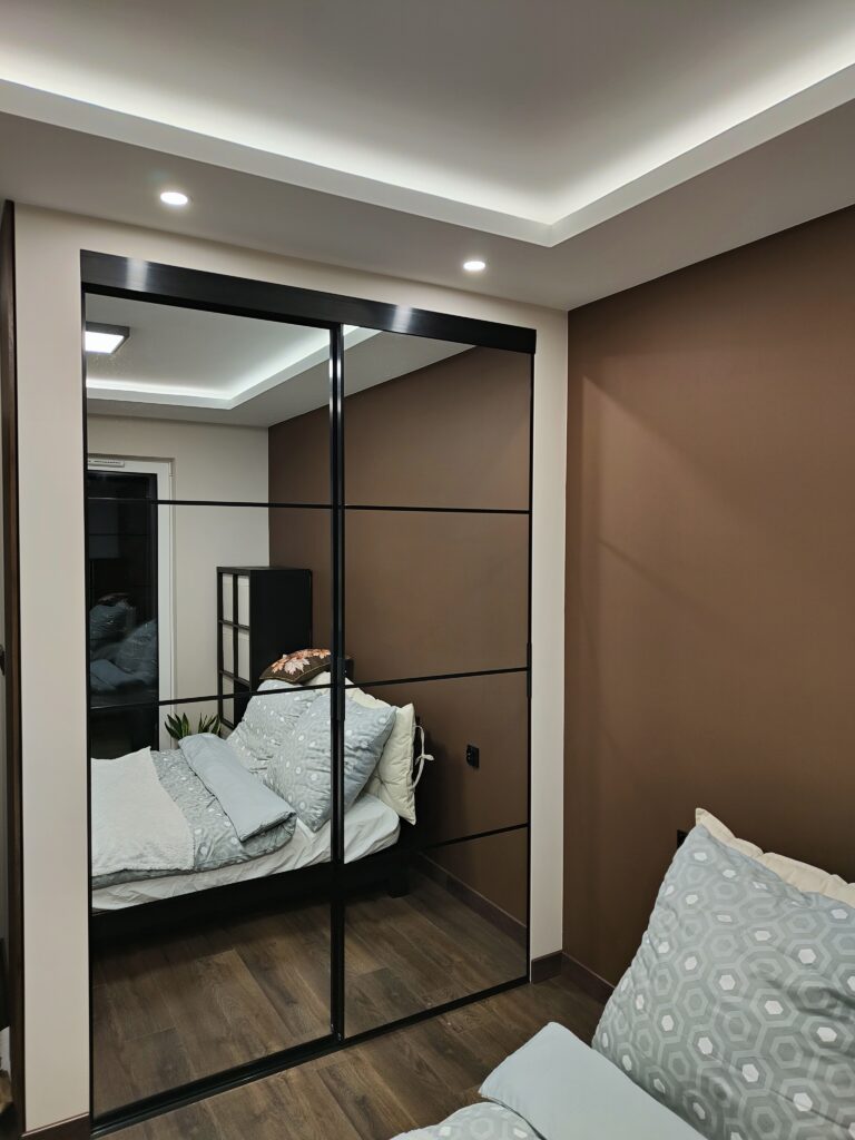 Wykończenia sypialni, sufit z Led, ściana pomalowana, szafa z lustrem, łóżko